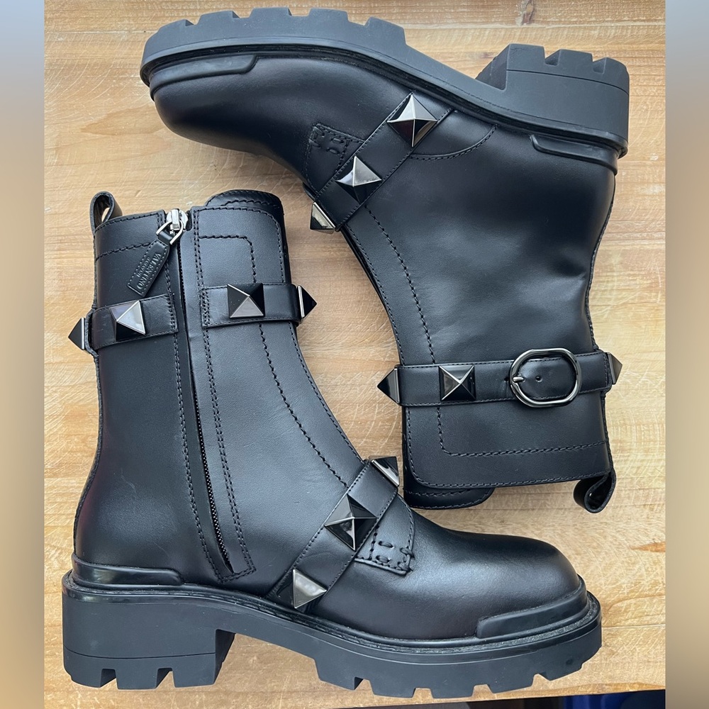 Valentino Roman Stud Calfskin Combat Boot With Tonal Studs In Black Size 37 New - Picture 8 of 15
